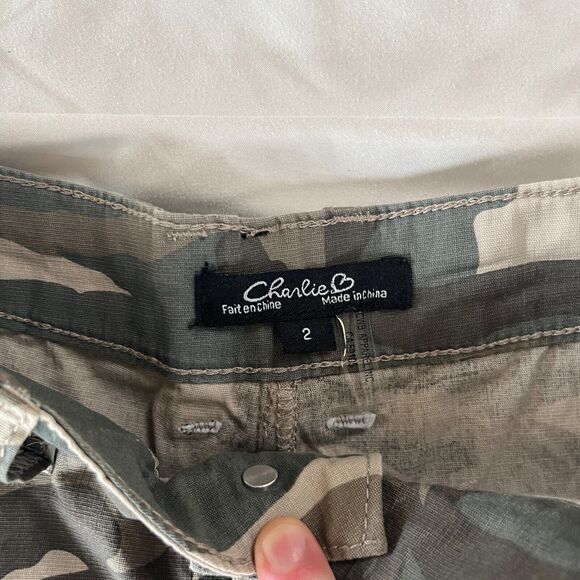CHARLIE B Cuffed Cargo Shorts Green Tan Camo Zipper Pockets Womens 28 Waist - Picture 3 of 11